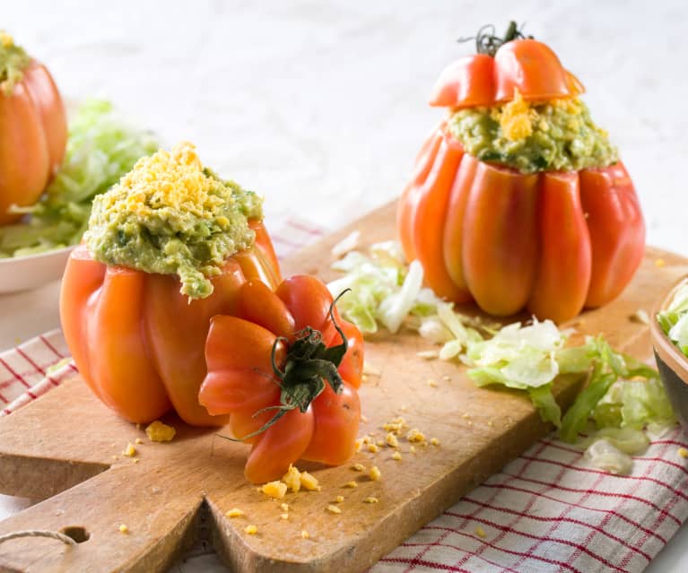 Tomates rellenos con guacamole de huevo duro y atún