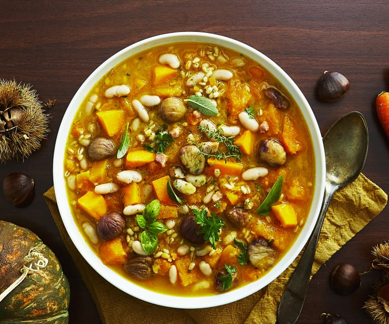 Minestra di zucca, castagne e fagioli