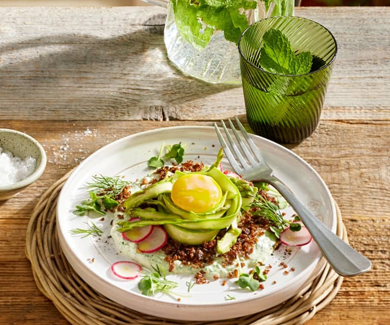 Spargelsalat mit Pumpernickel-Erde und wachsweichem Eigelb