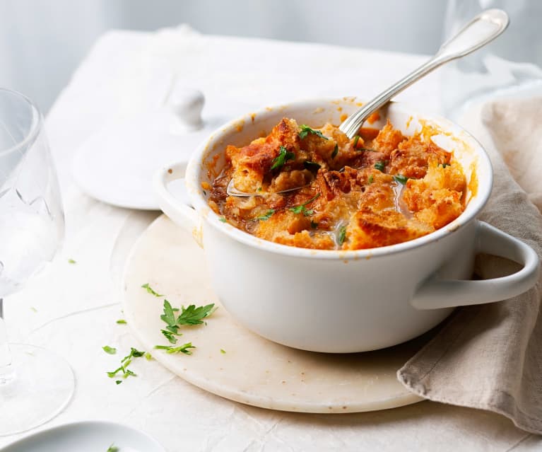 Sopa gratinada de cebola com chouriço