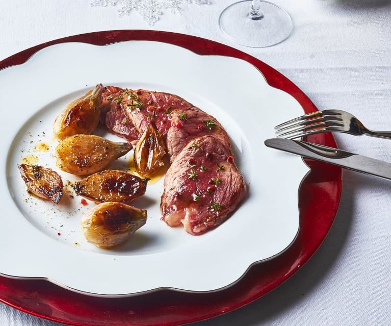 Tagliata di manzo sottovuoto con scalogni confit