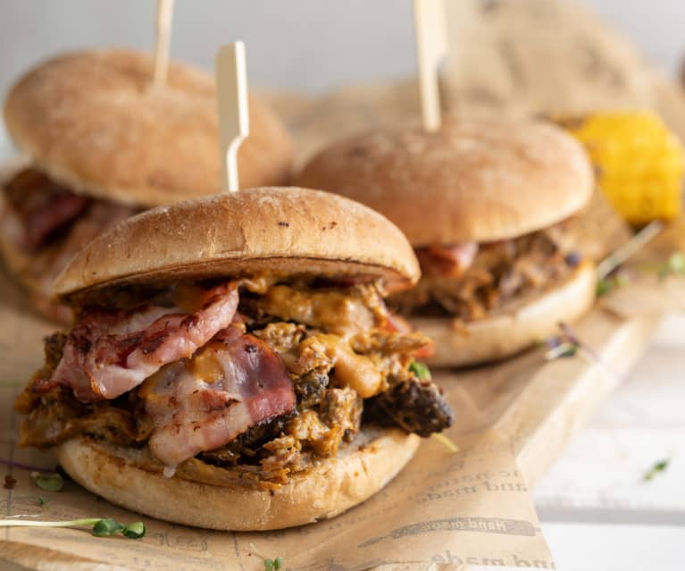 Hamburguesa de carne a la parrilla con salsa BBQ California