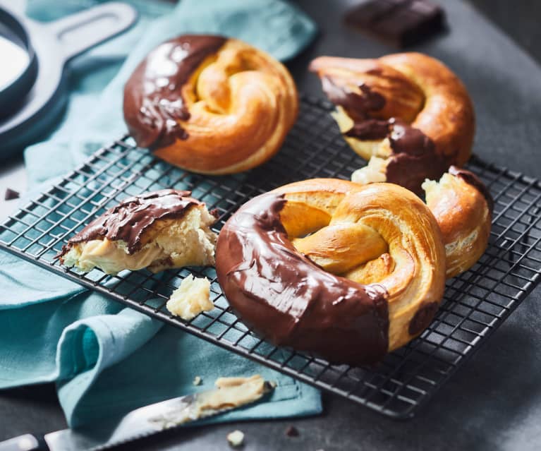 Bretzel à la crème pâtissière au beurre de cacahuète et chocolat