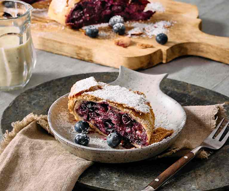 Heidelbeer-Strudel mit Vanillesauce