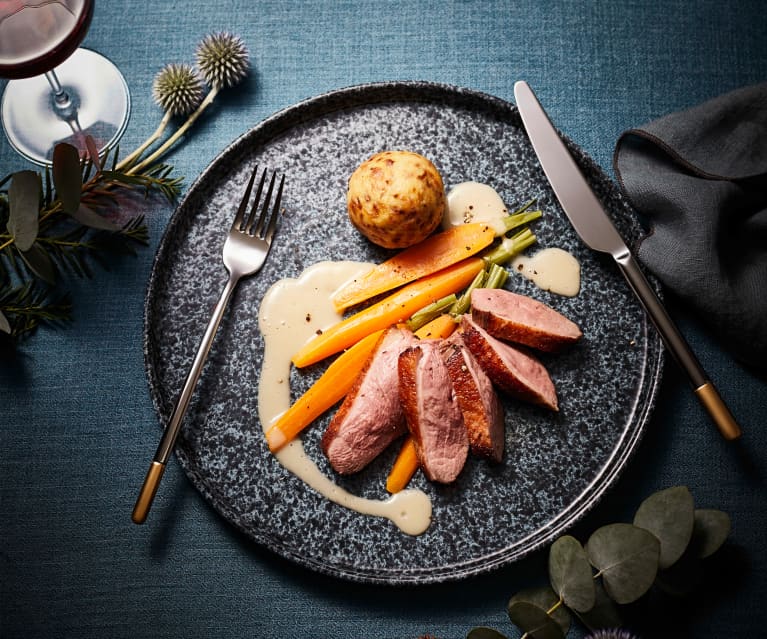 Entenbrust mit Röstzwiebel-Knödel und Möhren