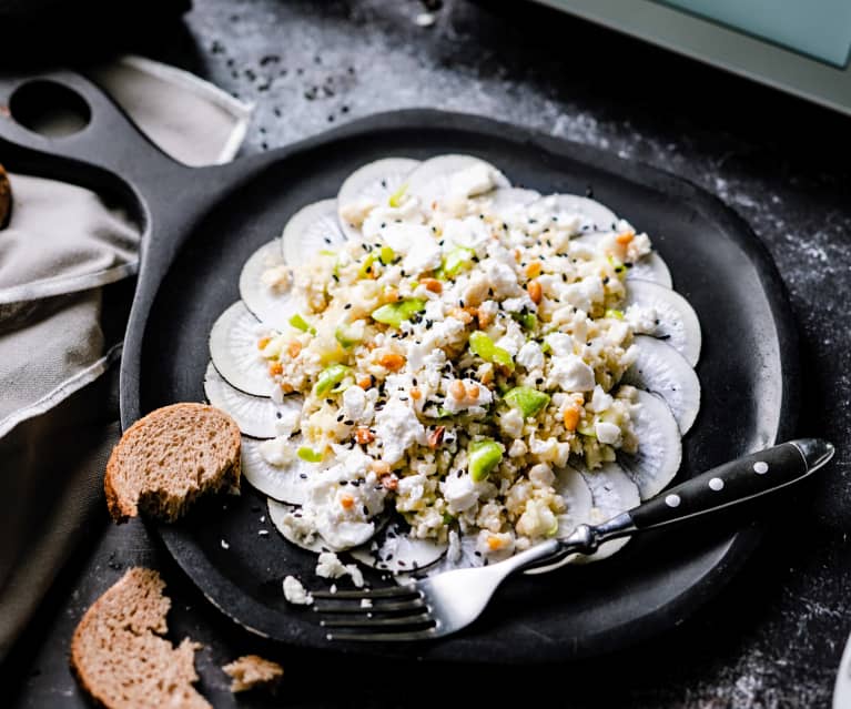 Salade de chou-fleur, feta et sésame noir