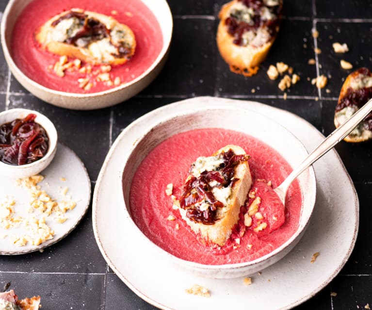 Crema di barbabietole con crostini al formaggio e cipolle caramellate