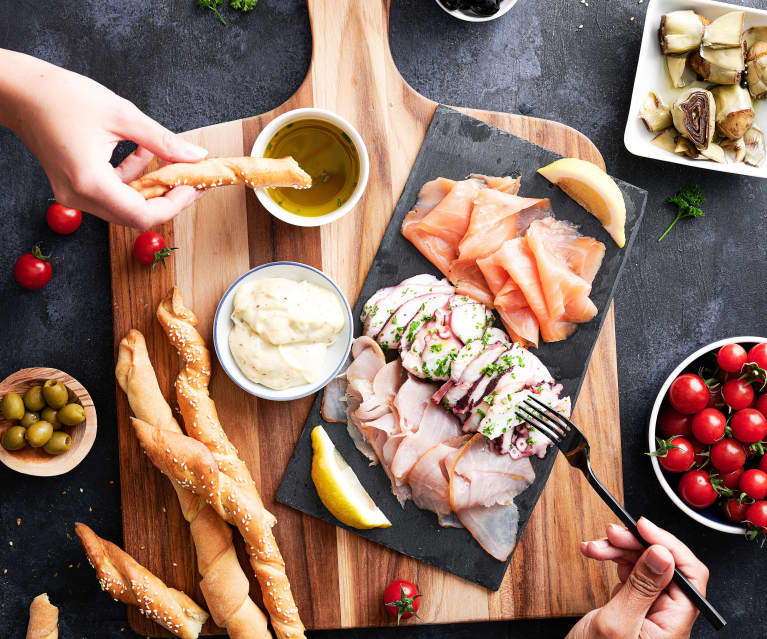 Plat de poissons variés, servi avec une salsa verte fraîche