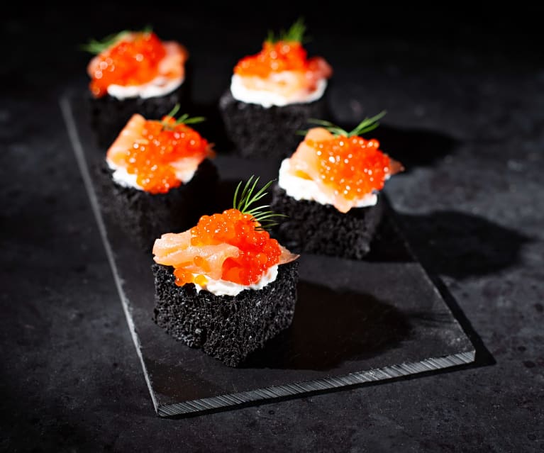 Canapés de pan negro y salmón