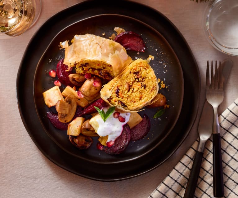 Couscous-Strudel mit Röstgemüse und Minz-Granatapfel-Dressing