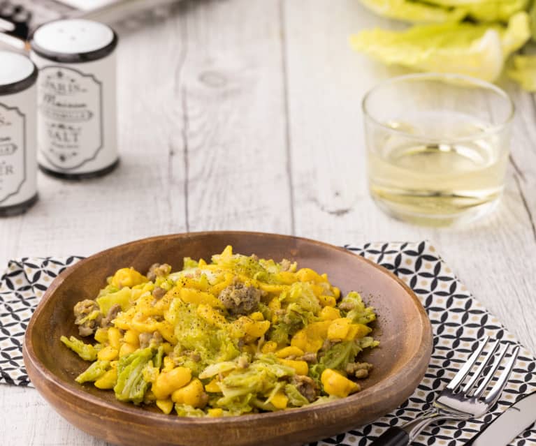 Spatzle alla curcuma con verza e salsiccia