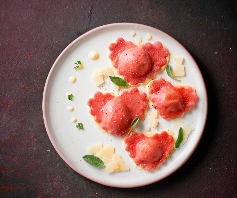 Ravioli alla rapa rossa con burro e salvia