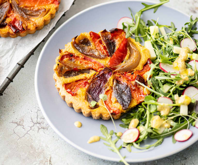 Tartaleta de verduras con ensalada de rúcula y canónigos