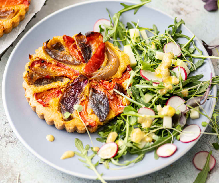 Torta salata di verdure e contorno di insalata