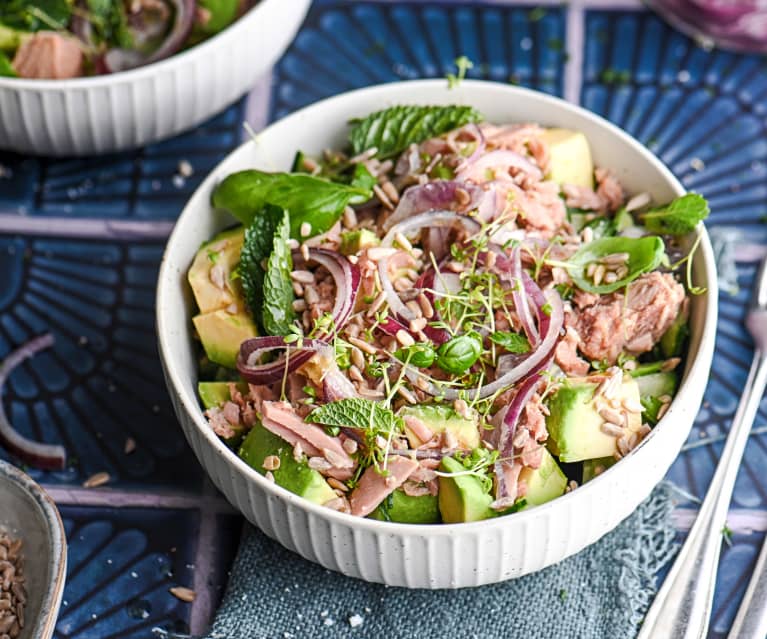 Tun- og avocadosalat med fermenterede løg