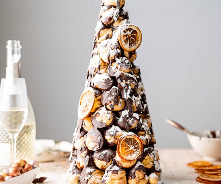 Croquembouche met sinaasappel custard en donkere chocolade