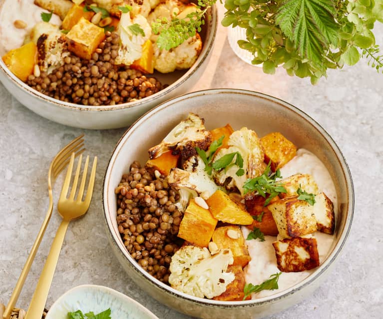 Linsen-Gemüse-Bowl mit Halloumi