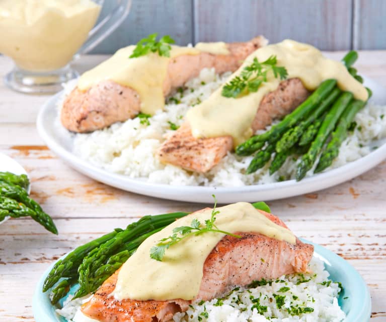 Salmón con brócoli, arroz y salsa holandesa de limón TM6