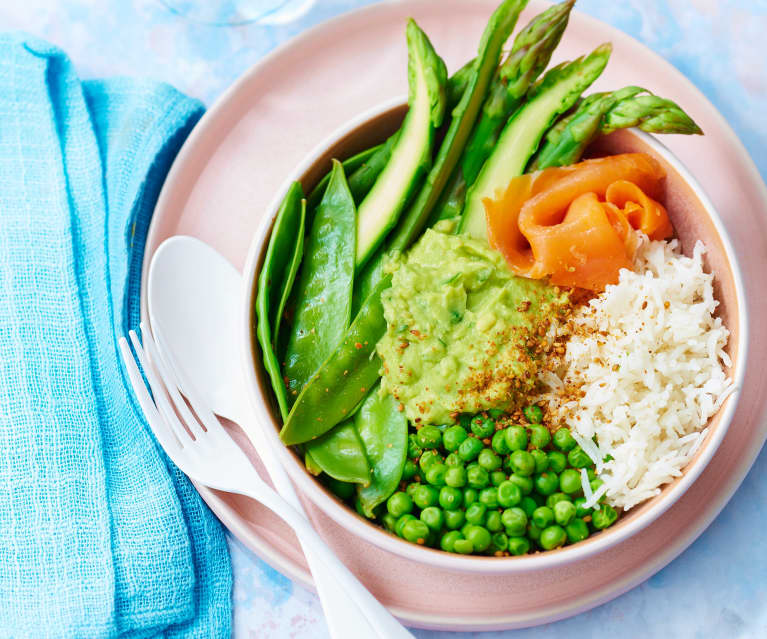 Buddha bowl de printemps au saumon fumé, sauce à l'avocat