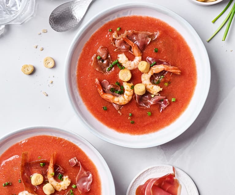 Sopa fría de tomate, gambas y jamón