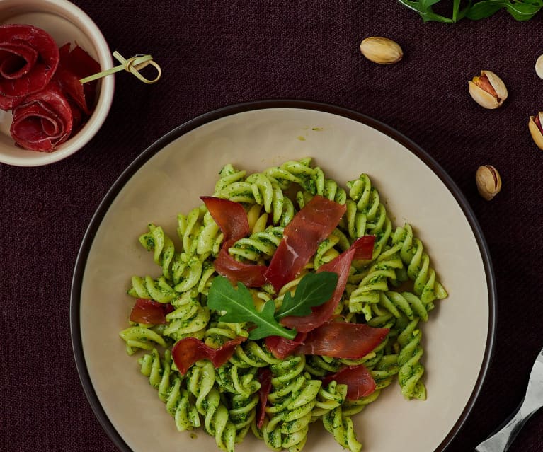 Fusilli con pesto di rucola e bresaola