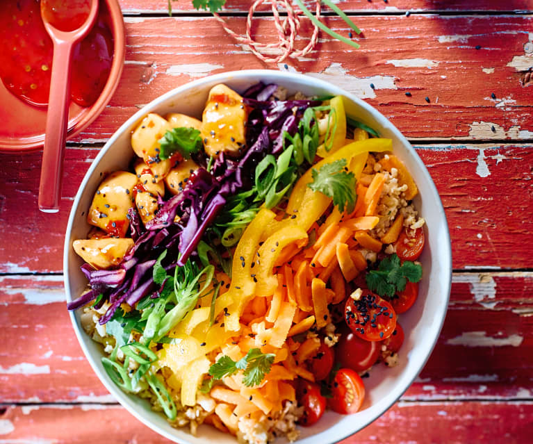 Regenbogen-Bowl mit Sweet-Chili-Hähnchen