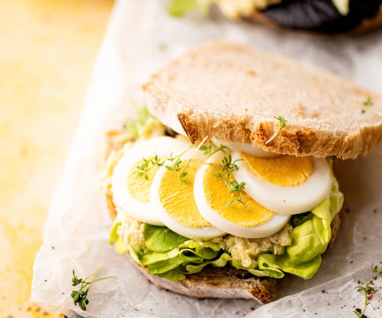 Sándwich de huevo duro y paté de alcachofas