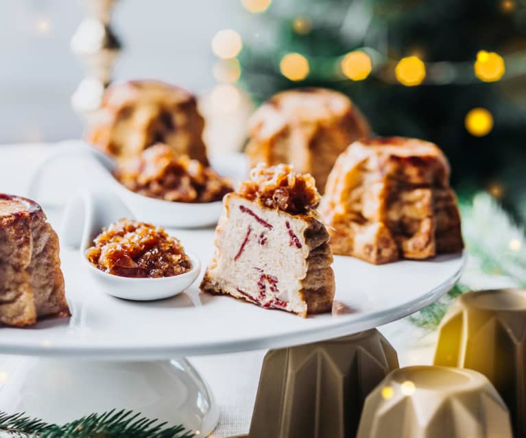 Cannelés au magret de canard fumé et confit d'oignons