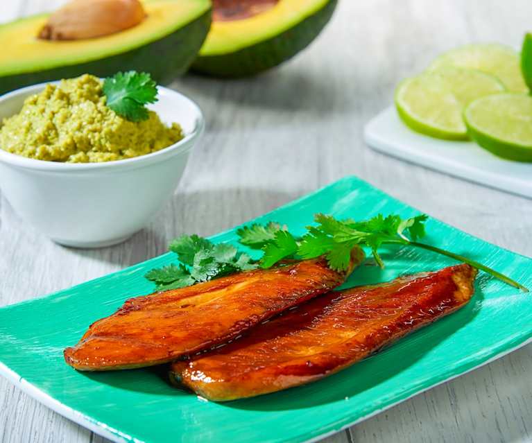 Pollo marinato servito con guacamole al lime