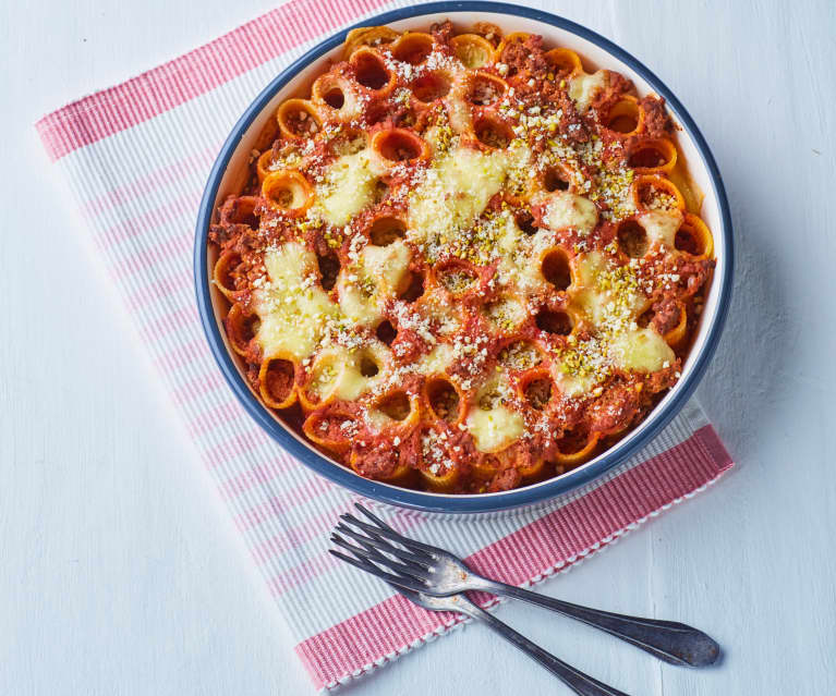 Paccheri con ragù di salsiccia e frutta secca