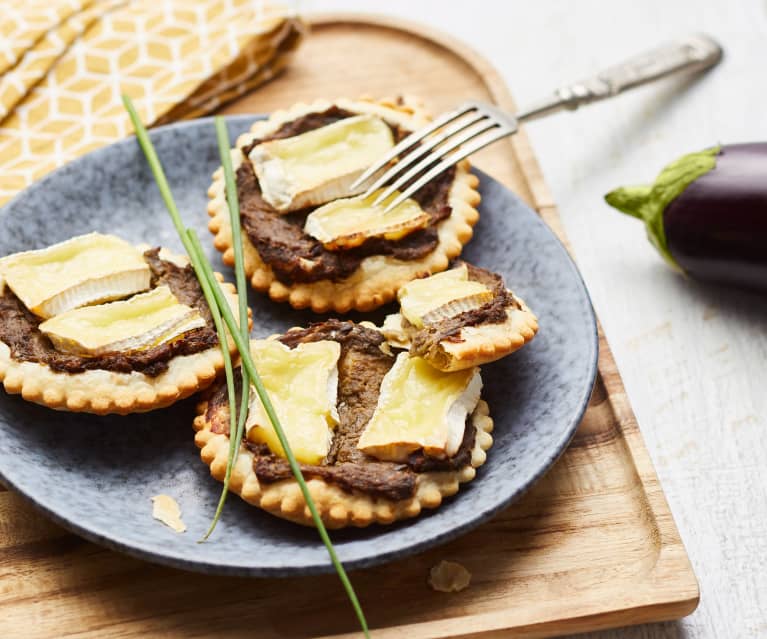 Tartetelette fine au caviar d'aubergine et camembert