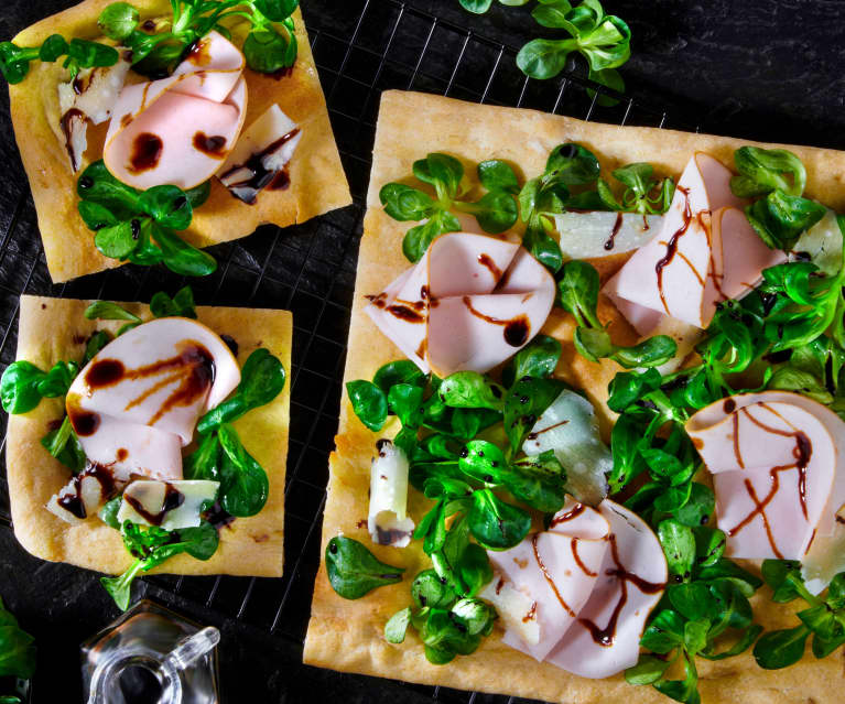 Pizza Gourmet con tacchino arrosto, Parmigiano reggiano e glassa di soia