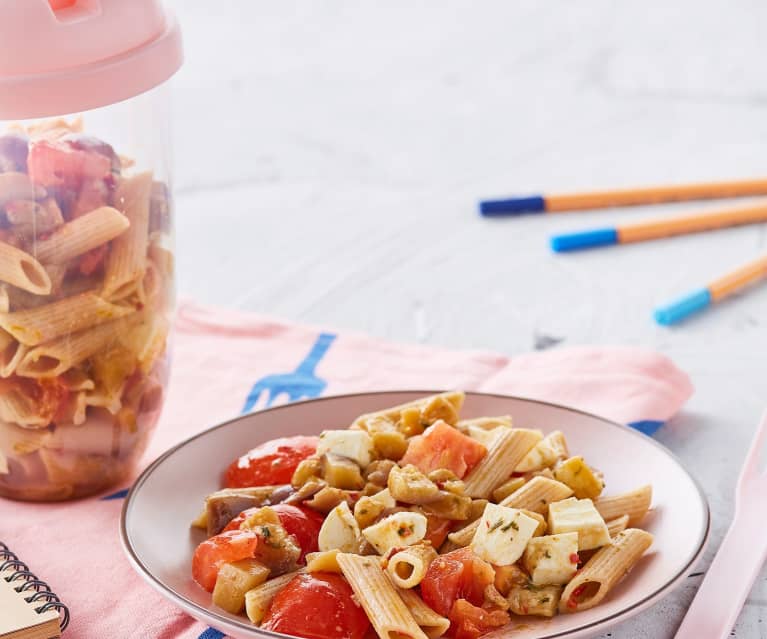 Penne integrali con melanzane, pomodori e mozzarella