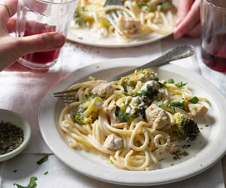 Romige pasta met kip en broccoli