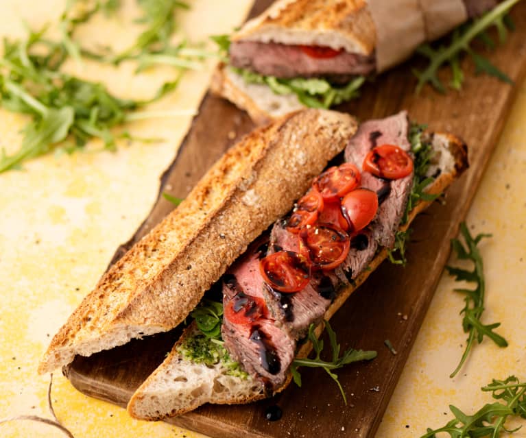 Sandwich au bœuf épicé, sauce aux herbes