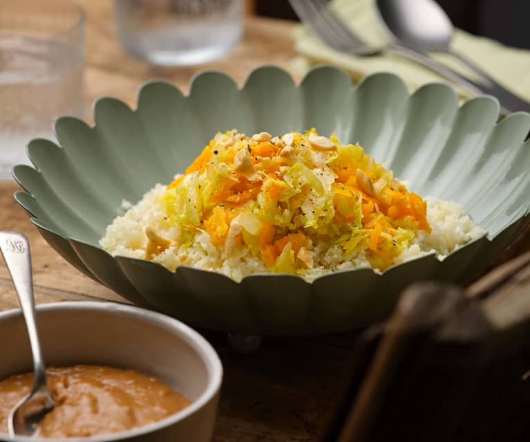 "Arroz" de couve-flor com vegetais e molho de amendoim