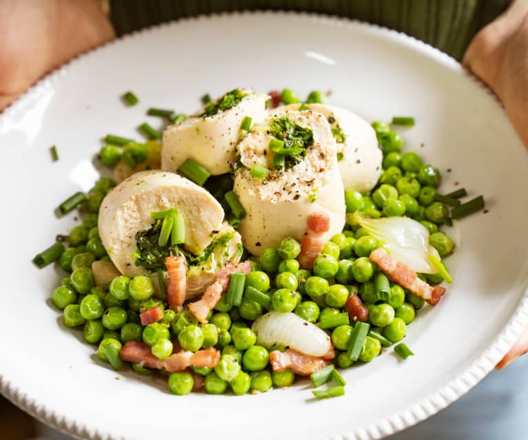 Poulet roulé aux herbes et petits pois aux lardons