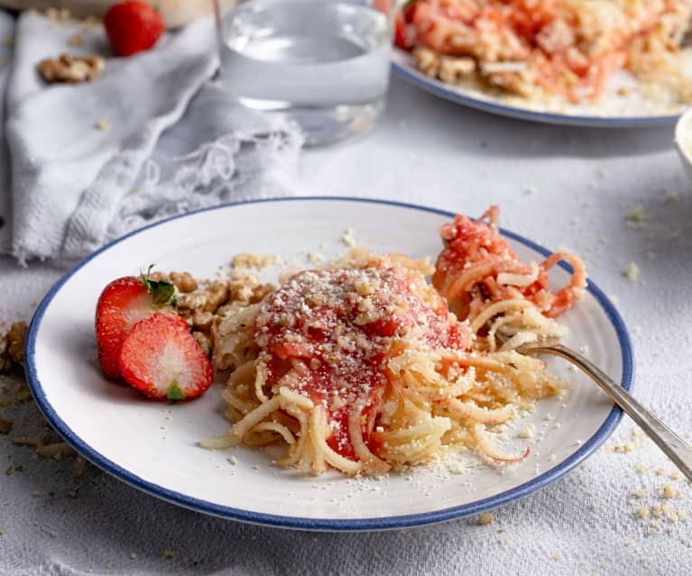 Espaguetis de manzana con aderezo de fresa