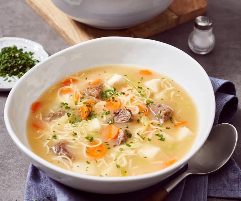 Rindfleisch-Nudelsuppe aus Rinderfond