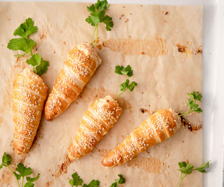 Cenouras de massa folhada com recheio de creme de cenoura e salsa