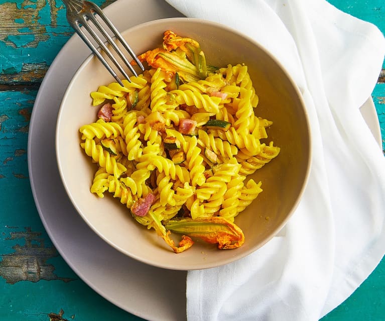 Fusilli con fiori di zucca, pancetta e zafferano