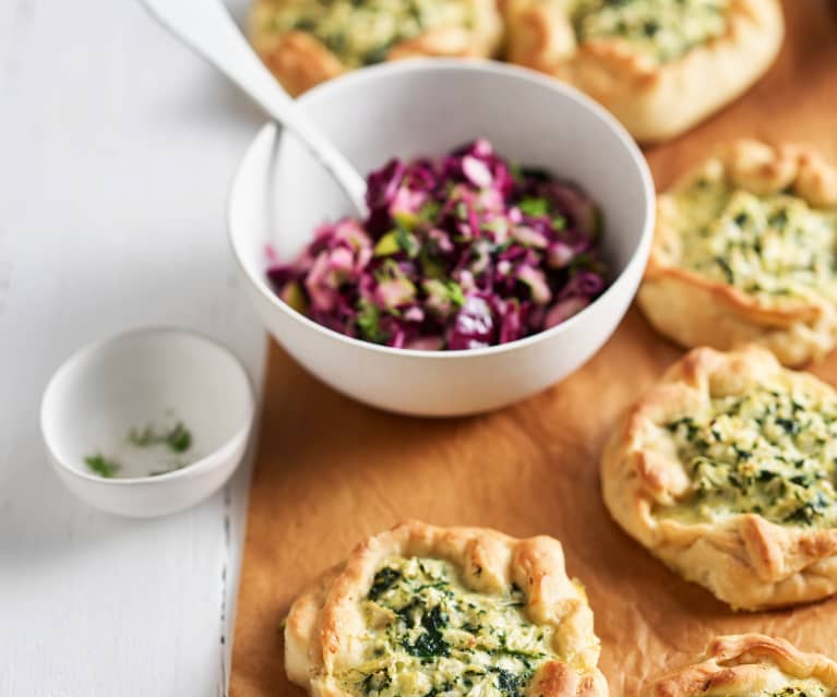 Embrulhos de couve-flor com salada de couve roxa