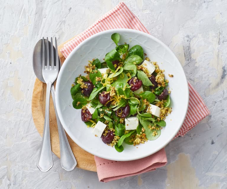 Insalata Feta, ciliegie e gremolada alle mandorle