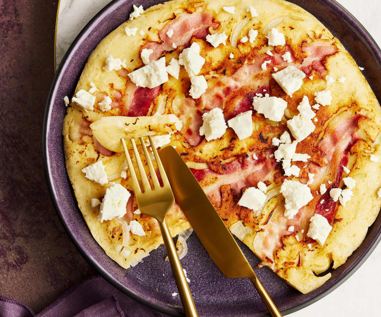 Speckpfannkuchen mit Feta und Zwiebeln