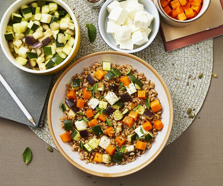 Insalata di farro con Feta e verdure di stagione