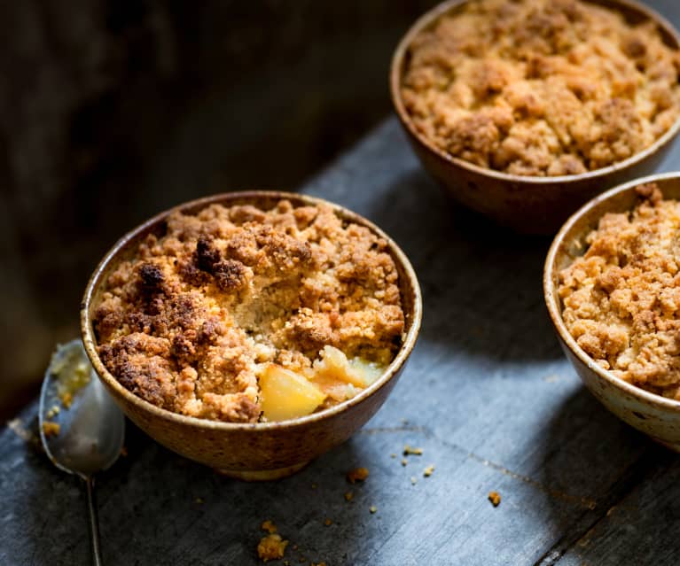 Crumble aux poires, coings et noisettes