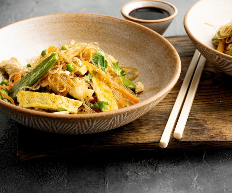 Fideos de soja verde salteados con tortilla de puerros