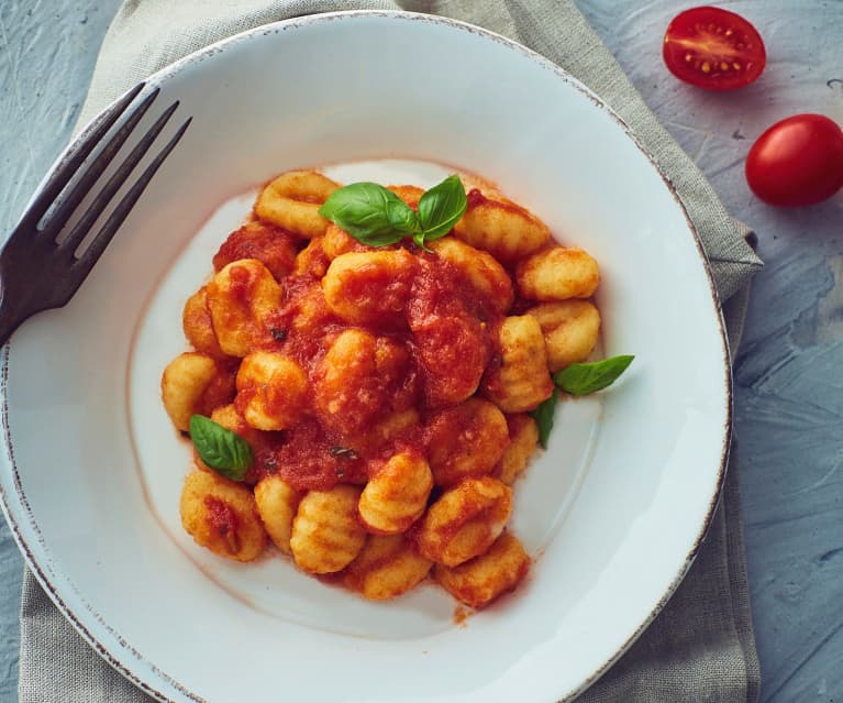 Gnocchi cu sos de roșii și busuioc