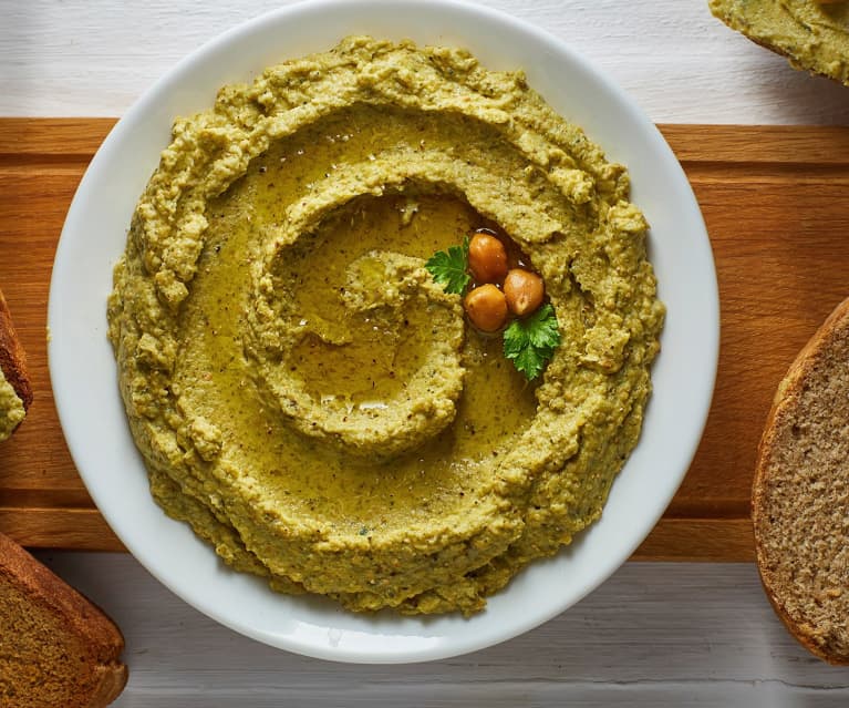 Hummus di ceci e broccoli con pane integrale tostato