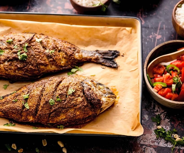 Poisson grillé à l'africaine, riz et salade de tomates